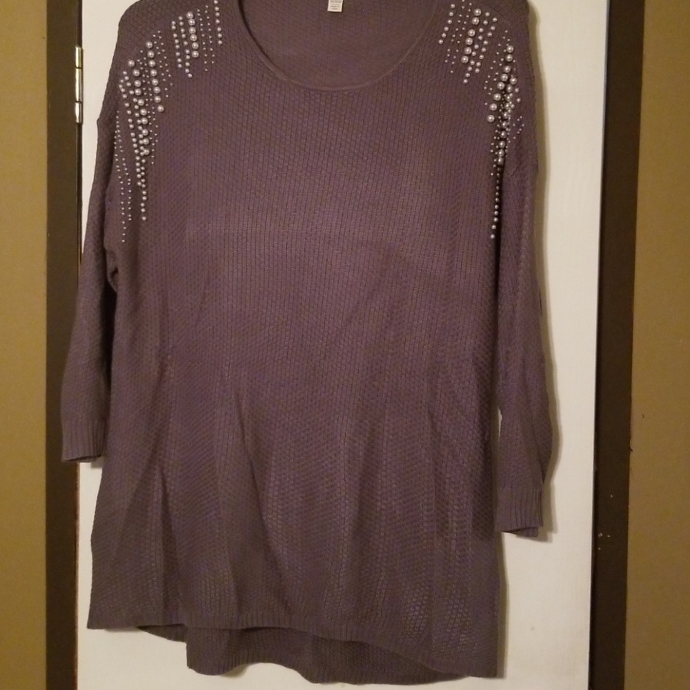 Grey sweater with Pearl's on front